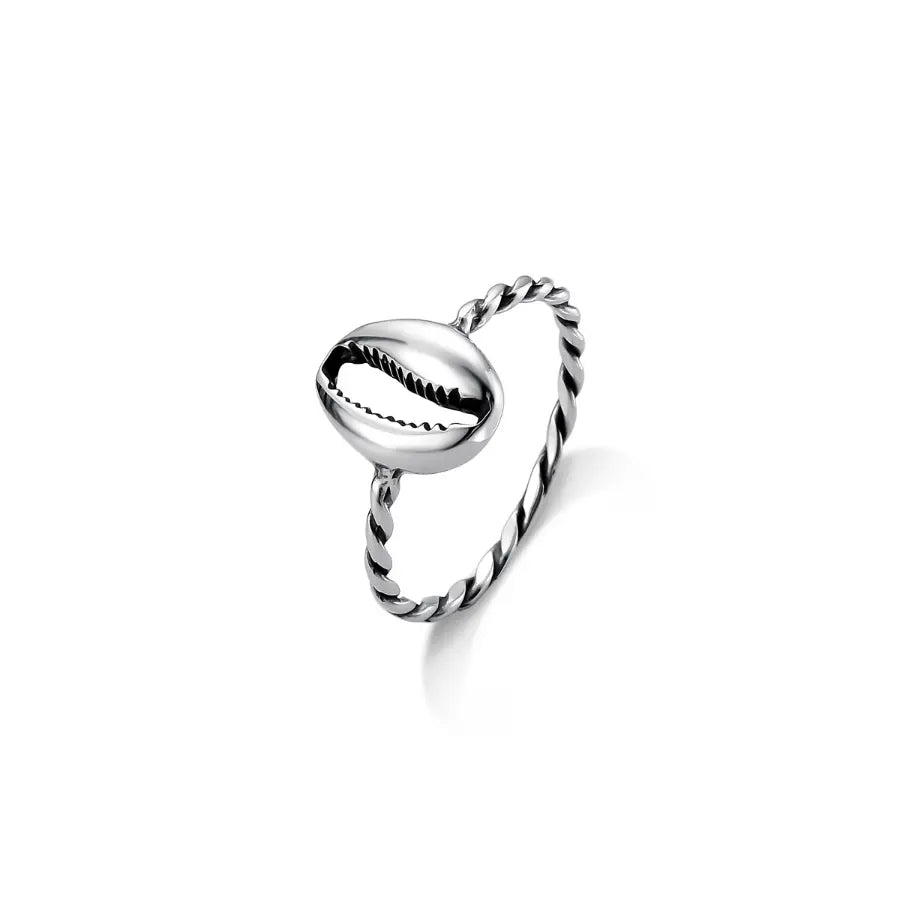 Single cowrie with twisted band ring