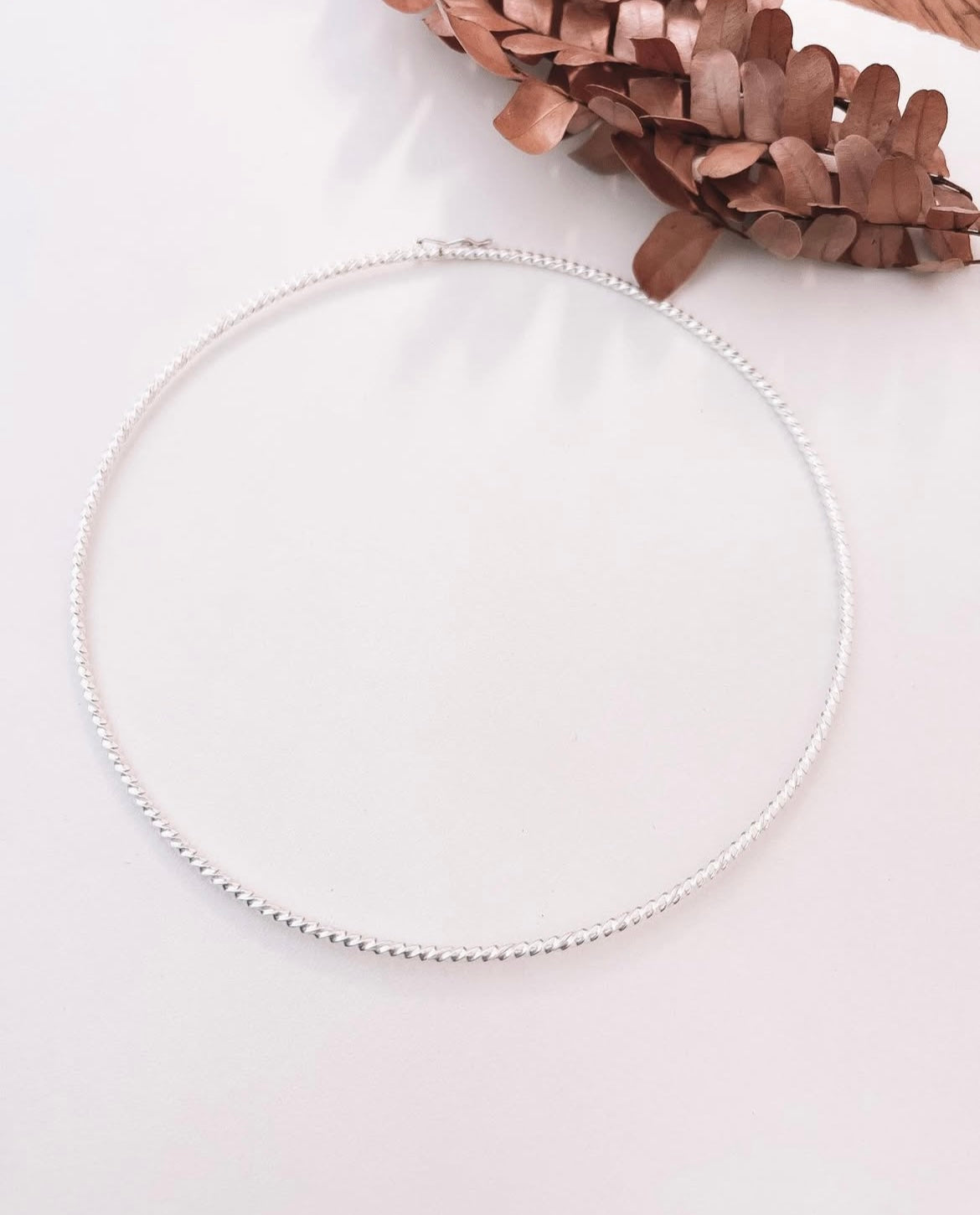 Structured Twisted Choker