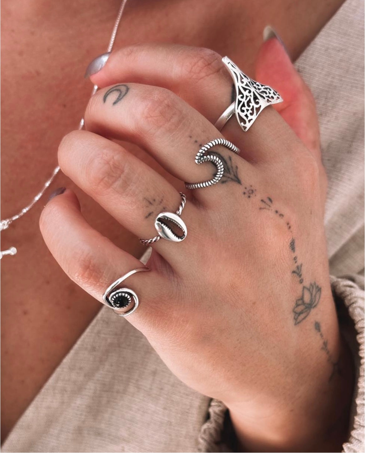 Single Cowrie with Twisted Band Ring